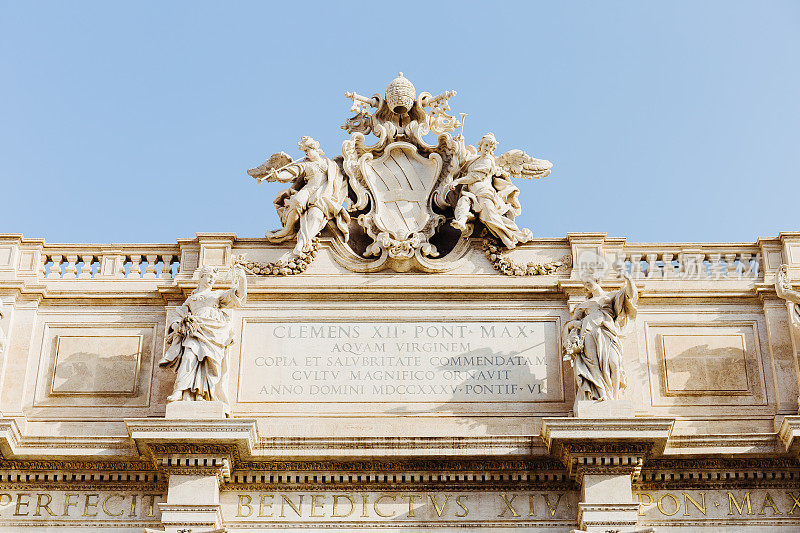 意大利罗马特莱维喷泉(Fontana di Trevi)顶部雕塑的细节。
